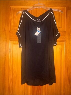 Cable & Gauge Black Short-Sleeve Cold-Shoulder Top with White Trim